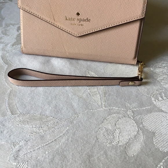 Kate Spade Wristlet case for iPhone 6/6S and slots for two credit cards - Picture 4 of 13